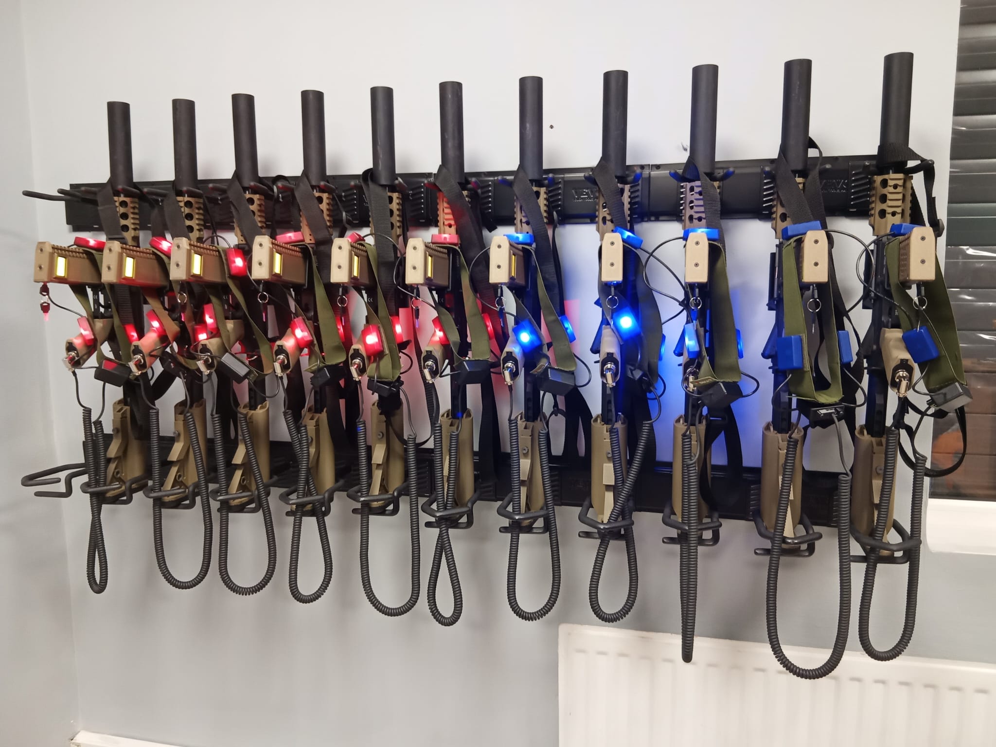 Stojak z naszymi karabinami laser tag z podświetleniem LED